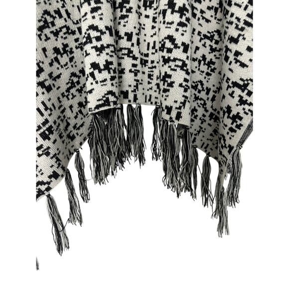 Vera Wang shawl/cover up one size fits all - Picture 6 of 6